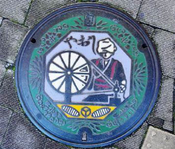 八尾市のマンホール(綿糸繰り)