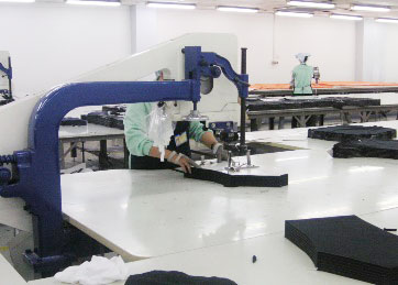 バンドナイフ裁断機の一例