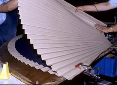 図12　ハンドプリーツ工程3)(アコーディオンプリーツ)