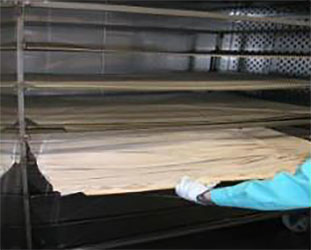 棚にプリーツ予定生地を並べ