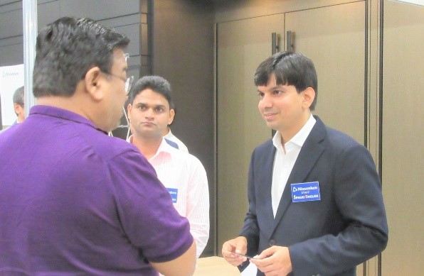 展示会で説明するGoudさん