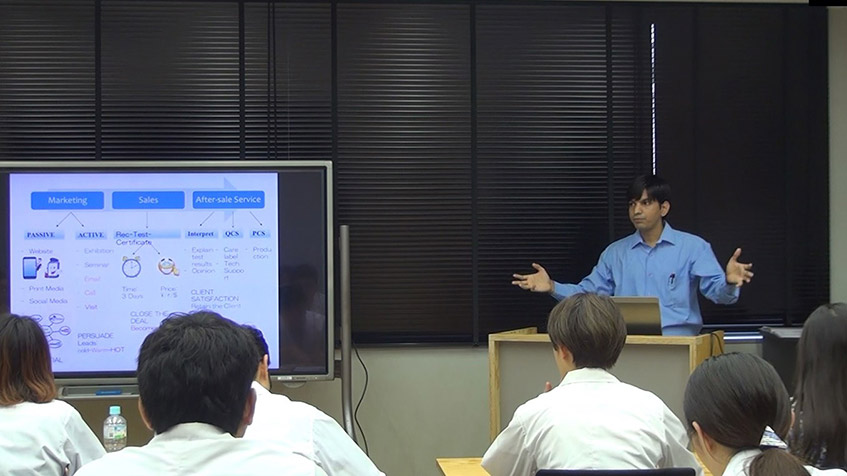 ミーティングをするGoudさん