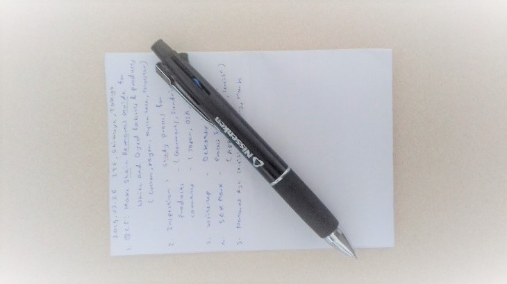 ペンとメモの写真