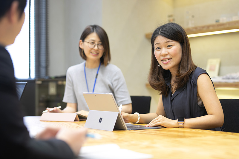 ミーティング中の秦さん