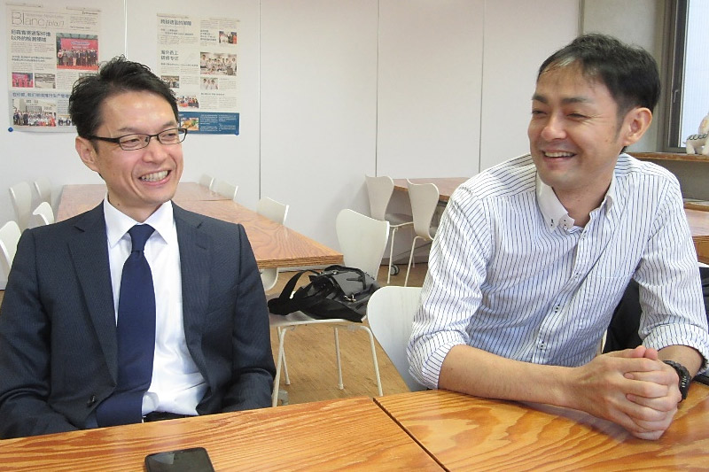 インタビュー中の赤木さん・田部井さん