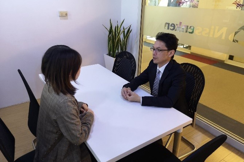 打ち合わせ中の田部井さん