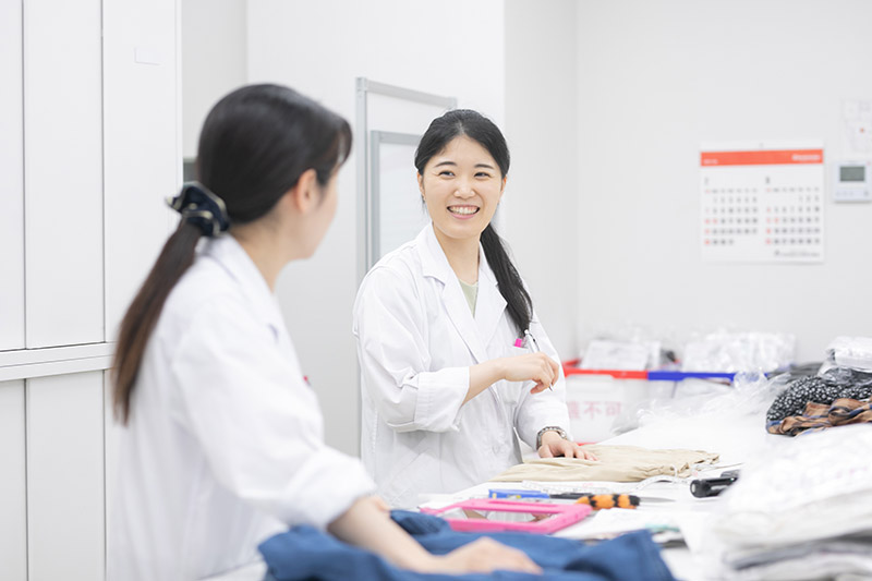 笑顔で試験業務にあたる舟橋さん